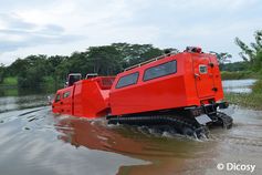 Selbst Wasser stellt für die neuen Löschraupen kein Problem dar.  Bild: Dicosy Fotograf: PIZ Ausrüstung, Informationstechnik und Nutzung