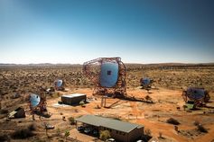 Die H.E.S.S.-Teleskope in Namibia.
Quelle: Foto: C. Föhr / MPIK (idw)