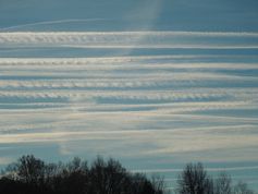 Persistente Kondensstreifen, sogenannte Chemtrails, über Eifa (Vogelsberg / Hessen) am 6.12.2013