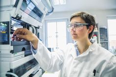 Christine Beemelmanns bei der Analyse von neuen Naturstoffen in ihrem Labor am Hans-Knöll-Institut.
Quelle: HKI/Schroll (idw)