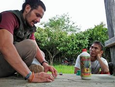 Manuel Toledo-Hernández (links) mit einem Kleinbauern vor einer Kakaoplantage
Quelle: Universität Göttingen (idw)