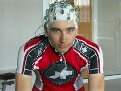 Die Hirnaktivität eines Probanden wird über Elektroden gemessen.
Quelle: Foto: Department Sportwissenschaft, MLU (idw)