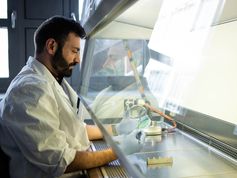 Mohammed Aizouq entnimmt einer Petrischale mit dem Cyanobakterium Synechocystis einige Zellen für weitere Analysen. Die Blaualge verfügt über ein Enzym, mit dem sie Öl synthetisieren kann.
Quelle: (c) Foto: Yannic Müller/Uni Bonn (idw)