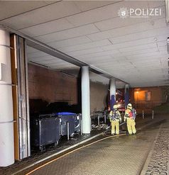 In der Unterführung des Pfalztheaters gerieten zwei Papiercontainer in Brand. Die Ursache ist unklar. Bild: Polizei
