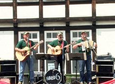 Das Mundart-Trio "Halb6" aus Groß-Felda und Alsfeld (Vogelsbergkreis) am Standort Mainzer Tor. Bild: ExtremNews / Thorsten Schmitt