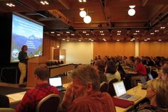 PD Dr. Kirstin Krüger präsentiert erste Ergebnisse des Projekts auf der Chapman Conference on Volcanism and the Atmosphere der American Geophysical Union (AGU) in Selfoss, Island.
Quelle: Foto: Kate Ramsayer, AGU (idw)