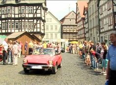 Die Oldtimersternfahrt des ADAC fuhr auch über den Alsfelder Marktplatz. Bild: ExtremNews / Thorsten Schmitt