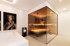 Individuelle Sauna mit Glasfront und frei schwebenden SaunabänkenBild: corso sauna manufaktur Fotograf: Samuel Becker