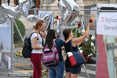 Immer wieder bekunden Bürger und Bürgerinnen ihre Anteilnahme. Bild:  Peter Fenk / WB / Eigenes Werk