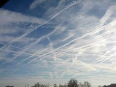 Persistente Kondensstreifen, sogenannte Chemtrails, über Herchenhain (Vogelsberg / Hessen) am 17.12.2013