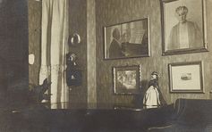 Der Salon von Gustav Huber, an der Wand Egon Schieles Gemälde „Leopold Czihaczek am Klavier“, Fotografie, Leopold Privatsammung Bild: Leopold Museum, Wien Fotograf: Leopold Museum, Wien