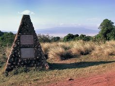 Grab von Michael Grzimek und Bernhard Grzimek, am Ngorongoro