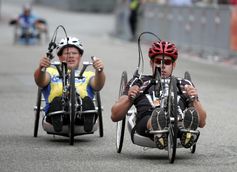 Die prinzipiell andere Körperhaltung der Handbiker verlangt eine speziell angepasste Schnittkonstruktion und stellt besondere Anforderungen an Material und Verarbeitung.
Quelle: ©Armin Kübelbeck, wikipedia.org (idw)