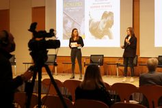 Stipendiatinnen bei der Präsentation der Projektarbeit über Sophie Scholl  Bild: Hanns-Seidel-Stiftung e.V. Fotograf: Küfer