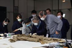 Hami, Museum, Untersuchung eines ca. 2800 Jahre alten Fellmantels aus Wupu
Quelle: DAI Peking, Joy Zhou (idw)