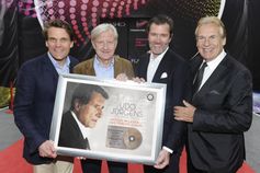 Geschäftsführer Sony Music Philip E. Ginthör, Manager Freddy Burger, John Jürgens, Pepe Lienhard. Bild: "obs/Publicum pmi AG/Dominik Beckmann"