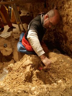 Ausgrabungsarbeiten in der Höhle Sima de los Huesos.
Quelle: Javier Trueba, Madrid Scientific Films (idw)