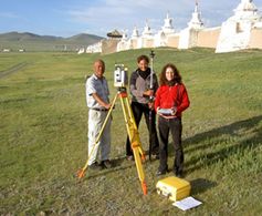 Das Vermessungsteam vor dem Kloster Erdene Zuu. V. l.: Fahrer Ochir, Sarah Laryea, Juliane Kollowa. 