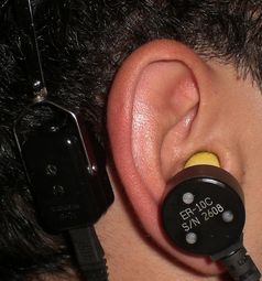 Alternative Tonerzeugung mithilfe eines Knochenhörers (hinterm Ohr) und eines Sondenlautsprechers (im Ohr)
Quelle: (Foto: PTB) (idw)