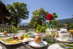 Frühstückstisch am Bauernhof mit regionalen und selbst produzierten Köstlichkeiten Bild: Urlaub am Bauernhof Österreich Fotograf: Bernd Suppan