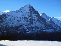 Die Gesteine rund um den Eiger (3970m ü.M.) sind durch starke Auftriebskräfte entstanden – nicht durch horizontal wirkende Schubkräfte. Die Höhenlage des Nebelmeeres im Vordergrund beträgt 1700m ü.M. Quelle: Fritz Schlunegger, Universität Bern (idw)