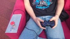 Die Couch wird mit einem Xbox-Gamepad gesteuert
Quelle: University of New South Wales (idw)