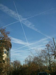 Persistente Kondensstreifen, sogenannte Chemtrails über Darmstadt in Hessen am 16.12.2013