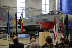 Der estnische Verteidigungsminister Hannes Hanso bei seiner Ansprache bei der Übergabe anlässlich der Übergabe von Deutschland an Belgien