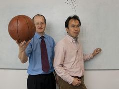 Prof. Joachim Burgdörfer (l) und Shuhei Yoshida (r) demonstrieren das Zusammenspiel von Sonne und Jupiter. (Maßstabsgerecht wäre der Abstand zwischen den Himmelskörpern allerdings viel größer.)
Quelle: TU Wien (idw)