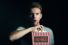 Popcorn essen (Symbolbild)