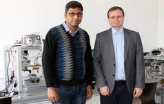 Dr. Arpan Biswas, Postdoc am Lehrstuhl für Biofabrikation der Universität Bayreuth, und Lehrstuhlinhaber Prof. Dr. Leonid Ionov (v.l.).
Quelle: Foto: Christian Wißler. (idw)