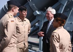 Der hessische Ministerpräsident im Gespräch mit hessischen Besatzungsmitgliedern der Fregatte "Hessen"
