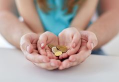 Kinder sollten nicht regelmäßig Geld nur dafür bekommen, wenn sie etwas Besonderes geleistet haben. Bild: Syda Productions – 269815430 / Shutterstock.com
