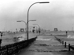 Auch nach 1962 gab es schwere Sturmfluten. 1976 wurde der Fähranlager im Hafen von Wyk auf Föhr von den Sturmflutwellen überspült.
Quelle: Jann Corinth (idw)