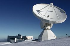 Das IRAM-30m-Radioteleskop auf dem Pico Veleta in Südspanien. Millimeterwellenbeobachtungen mit diesem Teleskop führten zur Entdeckung der beiden neuen Moleküle Äthylformiat und n-Propylzyanid im interstellaren Raum. IRAM