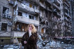 Natali Sevriukova steht am 25.02.2022 nach einem Raketenangriff neben ihrem Haus in Kiew, Ukraine. Bild: picture alliance/Associated Pres Fotograf: Emilio Morenatti