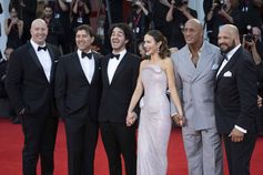 Produzenten Hiram Garcia und David Koplan, Regisseur und Drehbuchautor Benny Safdie, Emily Blunt, Dwayne Johnson und MMA-Legende Mark Kerr  (2025) Bild: LEONINE Studios Fotograf: Luigi de Pompeis