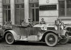 Das Team von Laurin & Klement mit dem legendären Rennfahrer Sascha Kolowrat-Krakowsky  Bild: SMB Fotograf: Skoda Auto Deutschland GmbH