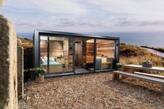 Maßgefertigte corso Gartensauna mit Glasfront Bild: corso sauna manufaktur Fotograf: Kai Pohlkamp