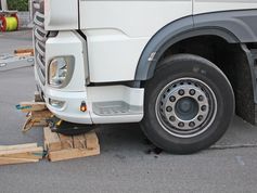 Der schwere LKW musste von der Feuerwehr angehoben und gesichert werden, damit die Schwerverletzte darunter befreit und geborgen werden konnte Bild: Polizei