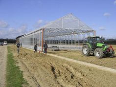 Letzte Handgriffe: Prof. Dr. Karl Schellander (Zweiter von rechts), Dekan der Landwirtschaftlichen Fakultät, und Konstrukteur Gerhard Reisinger (rechts) überzeugen sich bei der Jungfernfahrt vom reibungslosen Ablauf.
Quelle: (c) Foto: Uni Bonn (idw)