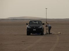 Geomorphologe bei der Bohrung in einer Sabkha-Ebene
Quelle: DAI (idw)