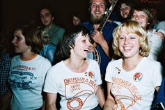 Arbeiterinnen mit "Drushba-Trasse"-T-Shirts beim Feiern, 1970er, Ukraine  Bild: MDR/Thomas Billhardt/Galerie Cam Fotograf: MDR/Thomas Billhardt/Galerie Cam