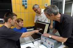 Das Team der Jenaer Sportwissenschaftler (v.l.) Dr. Stefan Hochstein, Phillip Sonnenberg, Anvar Jaku
Quelle: Foto: Jürgen Scheere/FSU Jena (idw)