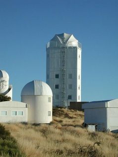 Das Observatorium im Hochhaus: Gregor steht unter der abklappbaren Kuppel auf dem Dach. Das Teleskop und die wissenschaftlichen Instrumente steuern die Forscher von einem Kontrollraum im dritten Stock des Gebäudes aus.
Quelle: Kiepenheuer-Institut für Sonnenphysik (idw)
