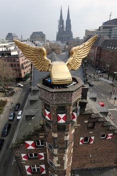 Ford Fiesta Fluegelauto, der restaurierte goldene Vogel wieder auf seinem Turm, Koeln  Bild: Ford-Werke GmbH Fotograf: Ford-Werke GmbH