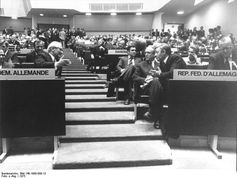 Honecker und Schmidt im Gespräch während der Konferenz