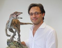 Prof. Marcelo Sánchez, Professor für Paläontologie der Universität Zürich, posiert mit einem Modell
Quelle: Adrian Ritter/UZH (idw)