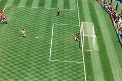 Lothar Matthäus schießt den Elfmeter für Deutschland im Viertelfinale der Fußballweltmeisterschaft 1994 gegen Bulgarien. (Symbolbild)