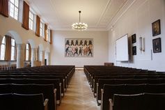 In der Aula der Universität Jena hat das Gemälde "Auszug deutscher Studenten in den Freiheitskrieg von 1813" von Ferdinand Hodler (1853-1918) seit 1950 seinen Platz. Quelle: Foto: Jan-Peter Kasper/FSU (idw)
